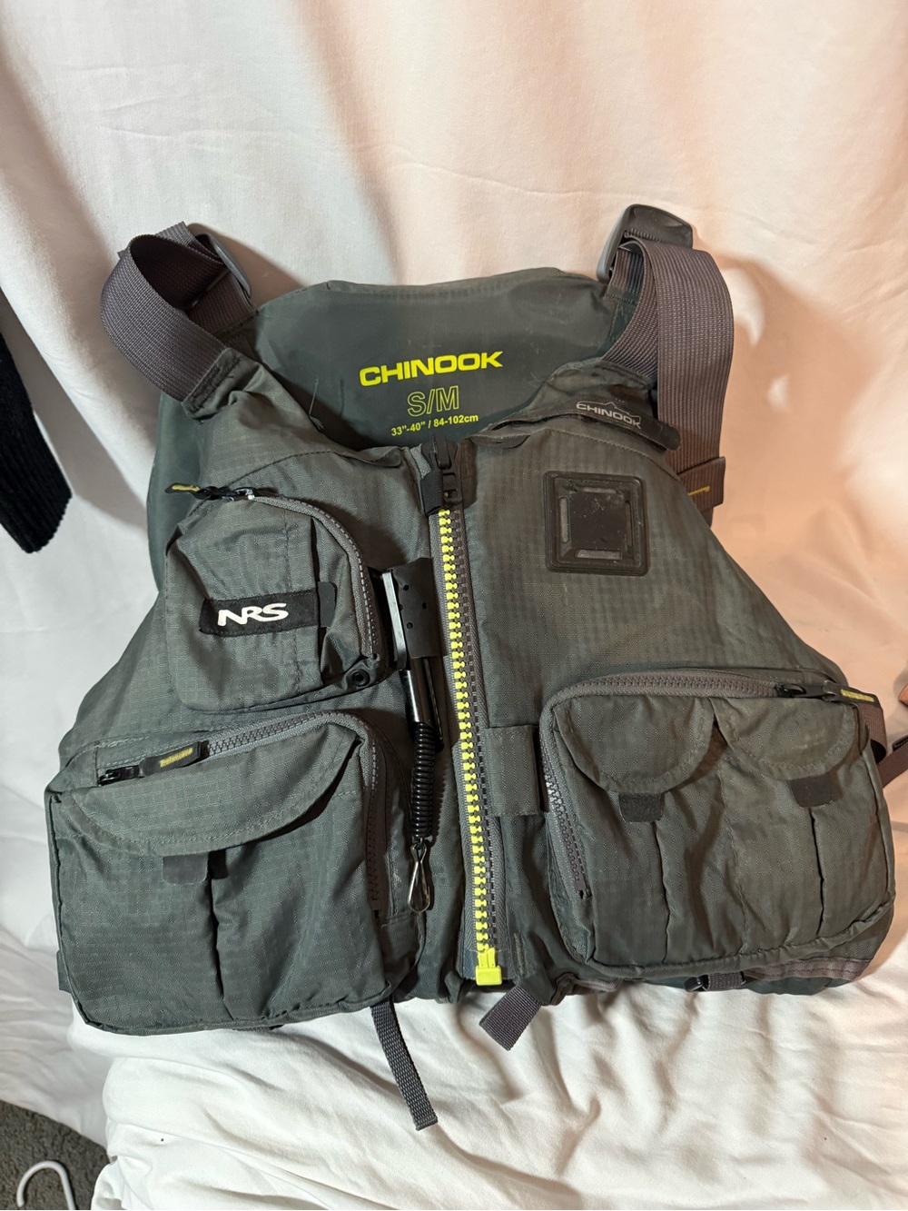 NRS Chinook Fishing PFD Life Jacket S/M 33-40 Type III Kayak Vest Gray
